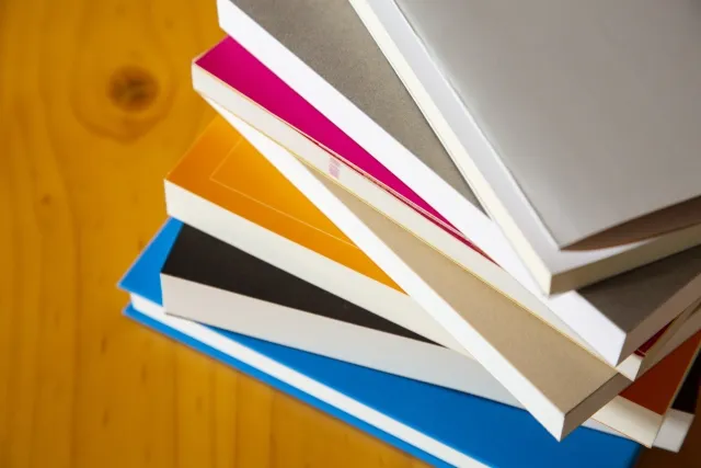 A4×無線綴じ冊子をネット印刷で頼むときのポイントと活用例